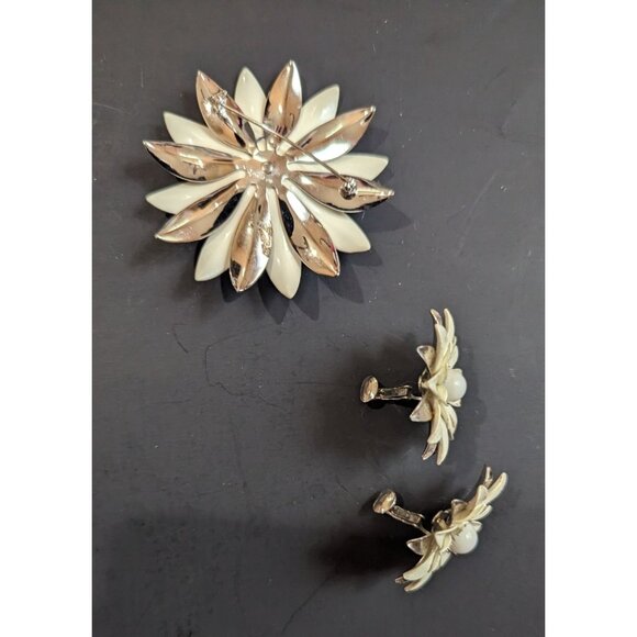 Vintage Sarah Coventry Gold Tone & White Enamel Daisy Pin Brooch &  Earring Set - Picture 5 of 7